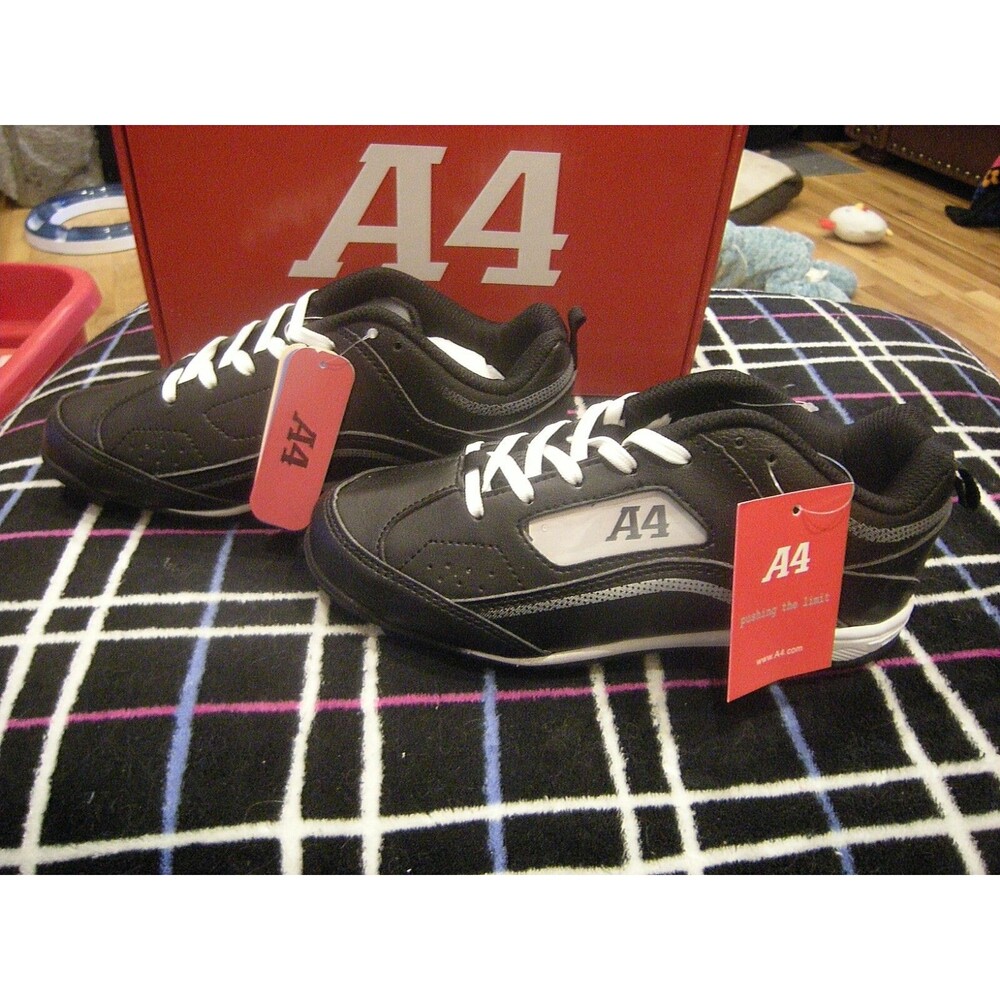 New Boys / Girls Black & White A4 W/ Changable Strips Baseball Cleats, Size 5.5